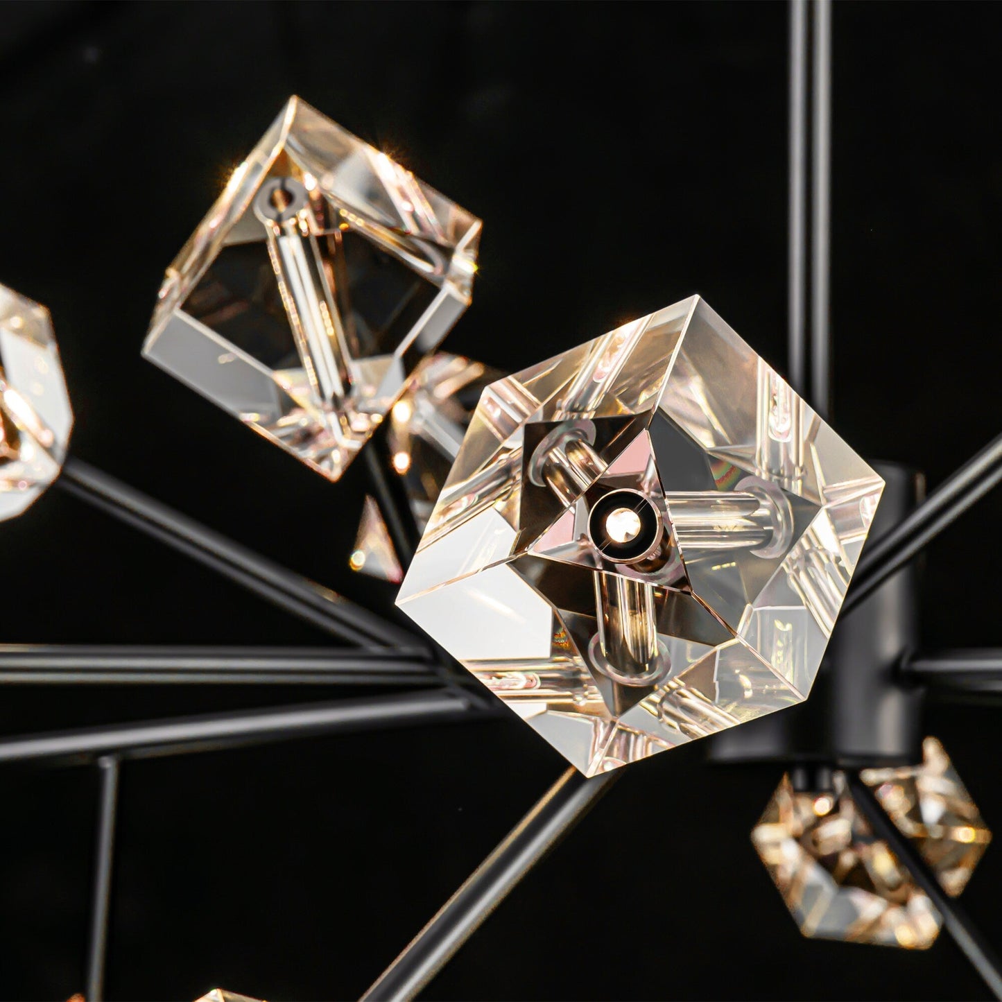 Lustre en cristal linéaire Sputnik à 18 lumières, design moderne et glamour, idéal pour une salle à manger ou un salon.