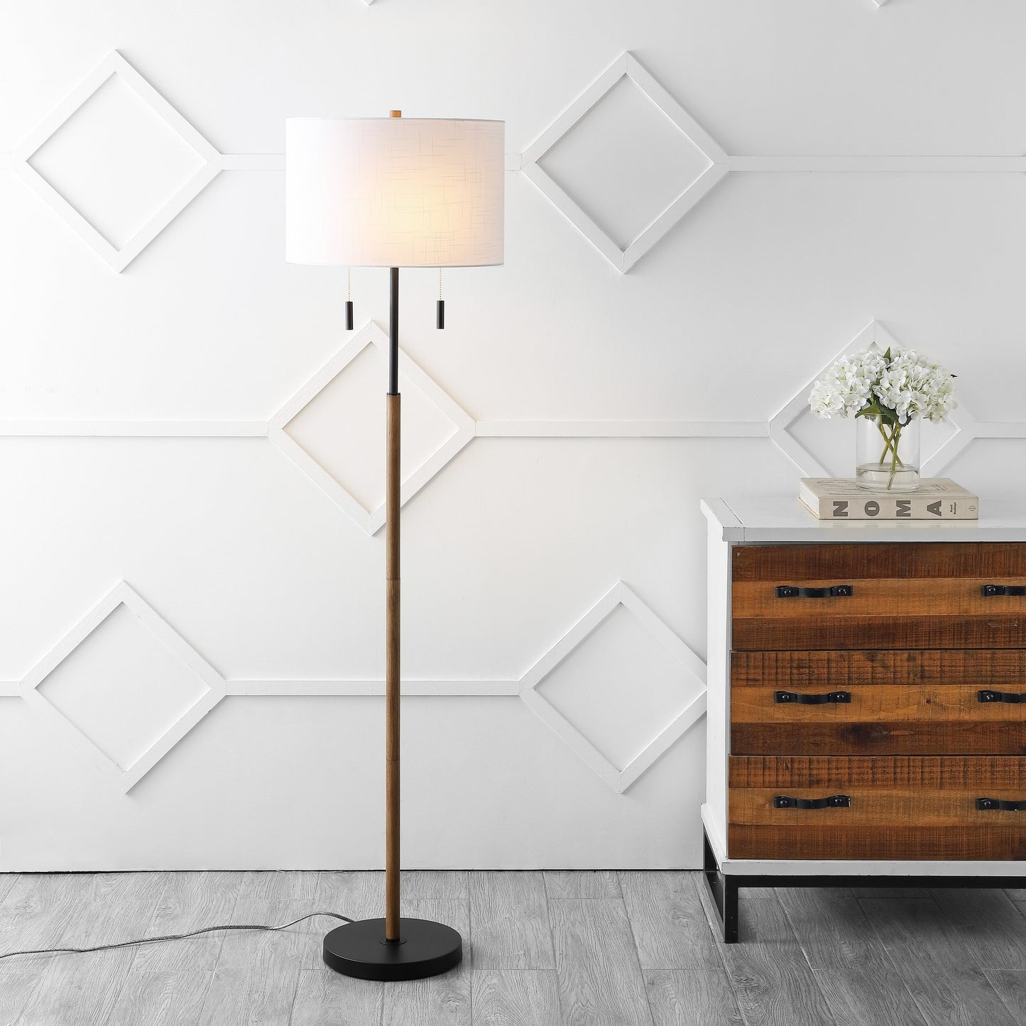 Lampe de sol à LED Koda 61 rustique en fer avec chandelier et chaînes de traction, finition bois marron/noir par JONATHAN Y