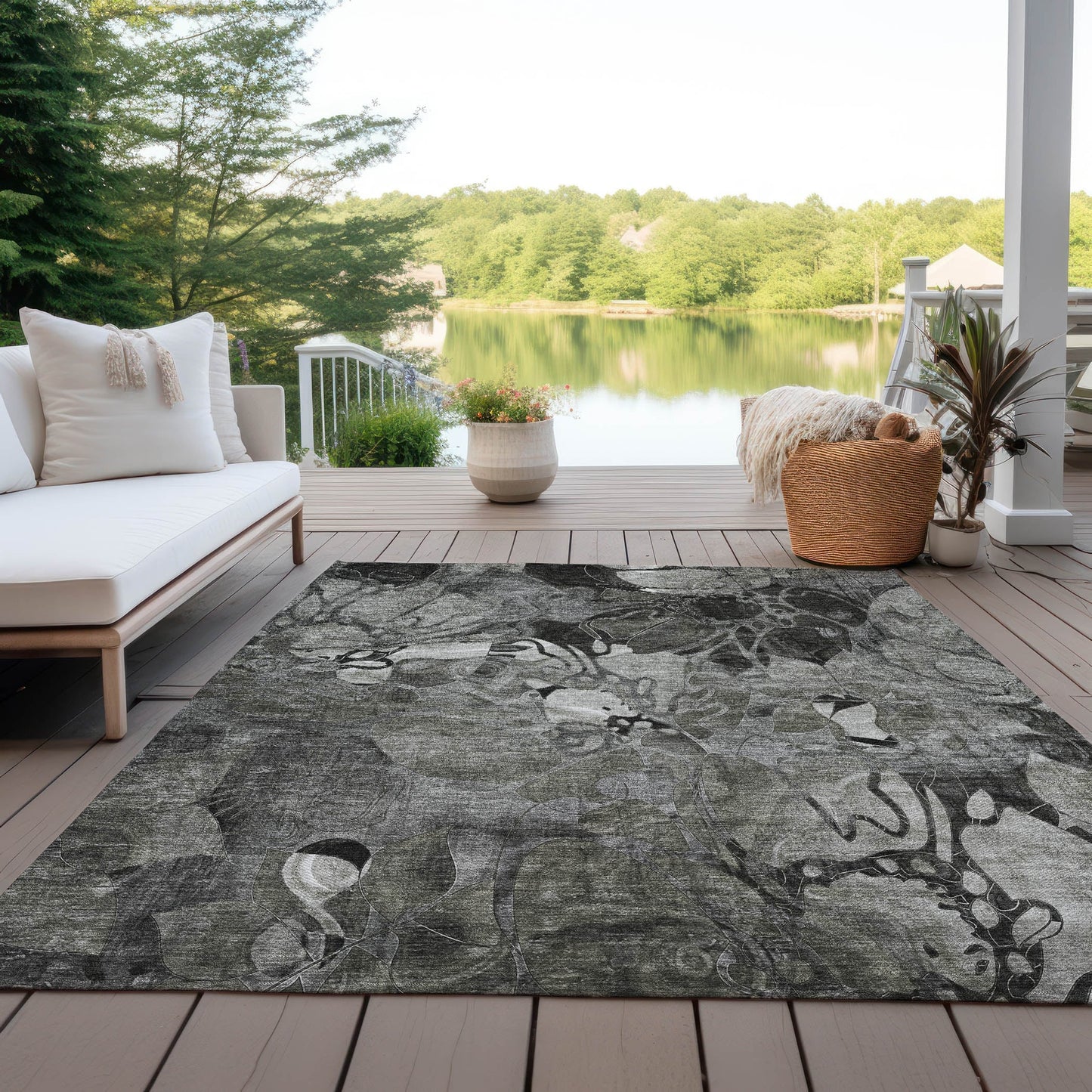 Machine Washable Indoor/ Outdoor Modern Floral Chantille Rug