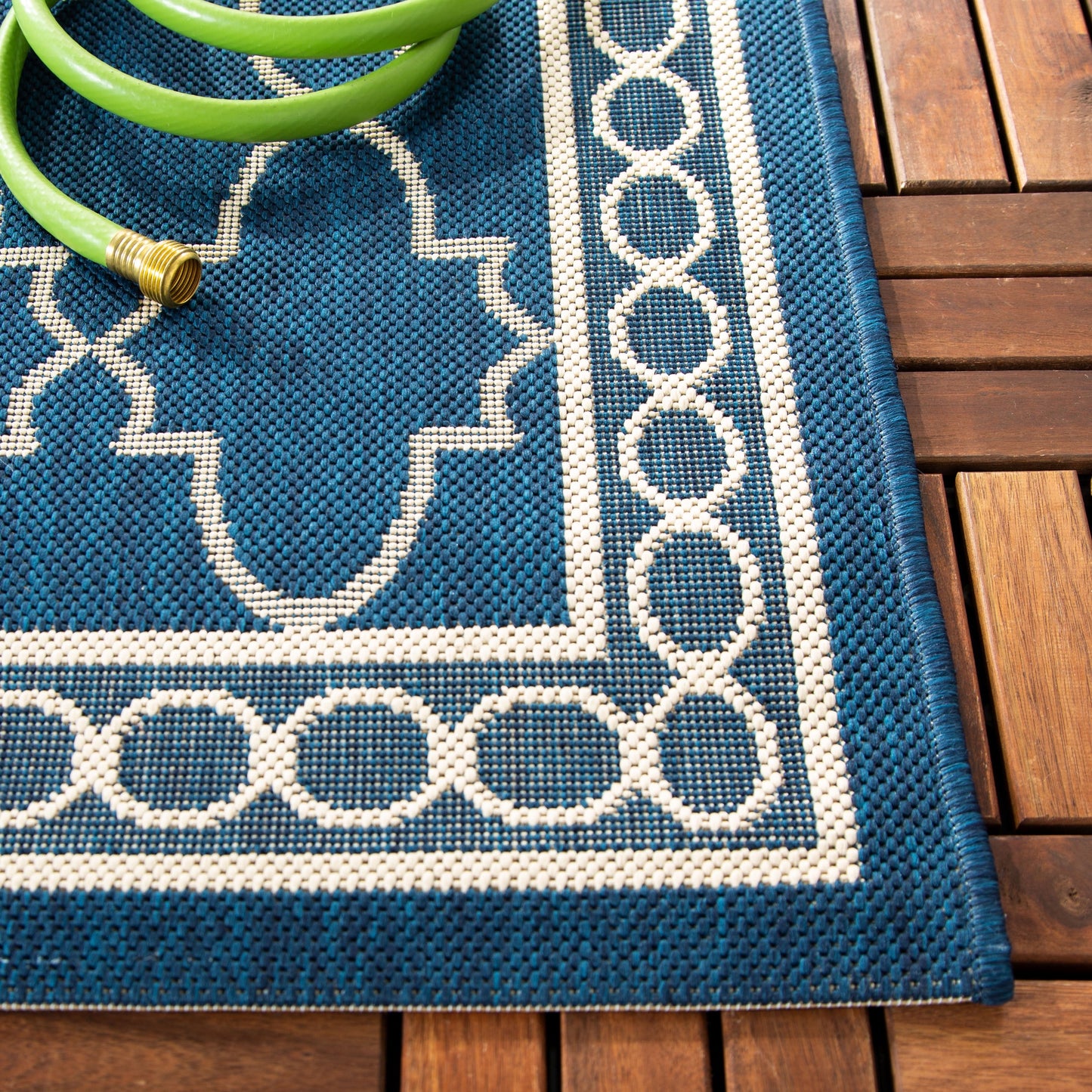 SAFAVIEH Courtyard Janell Trellis Indoor/ Outdoor Waterproof Patio Backyard Rug