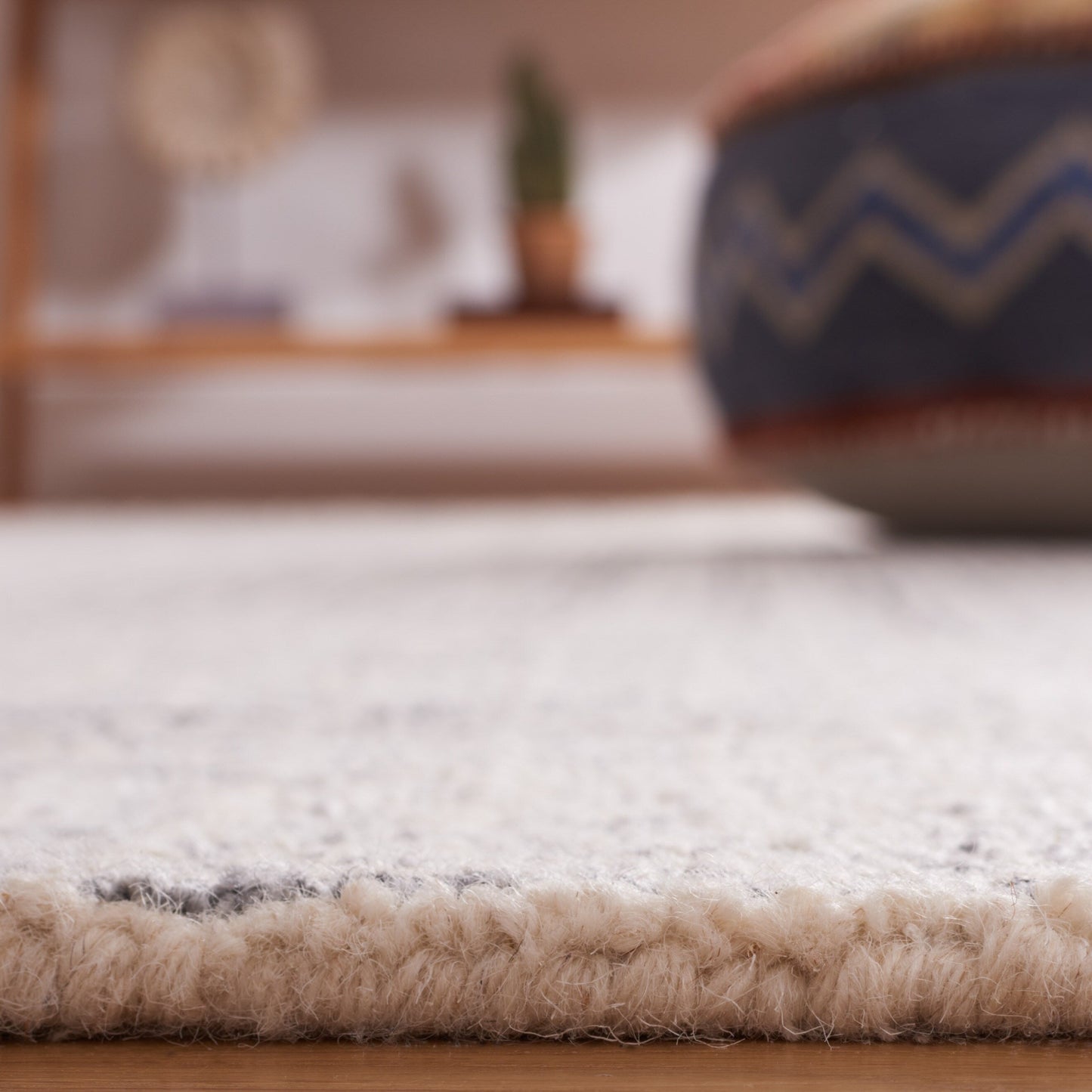 SAFAVIEH Handmade Abstract Maggy Modern Wool Rug