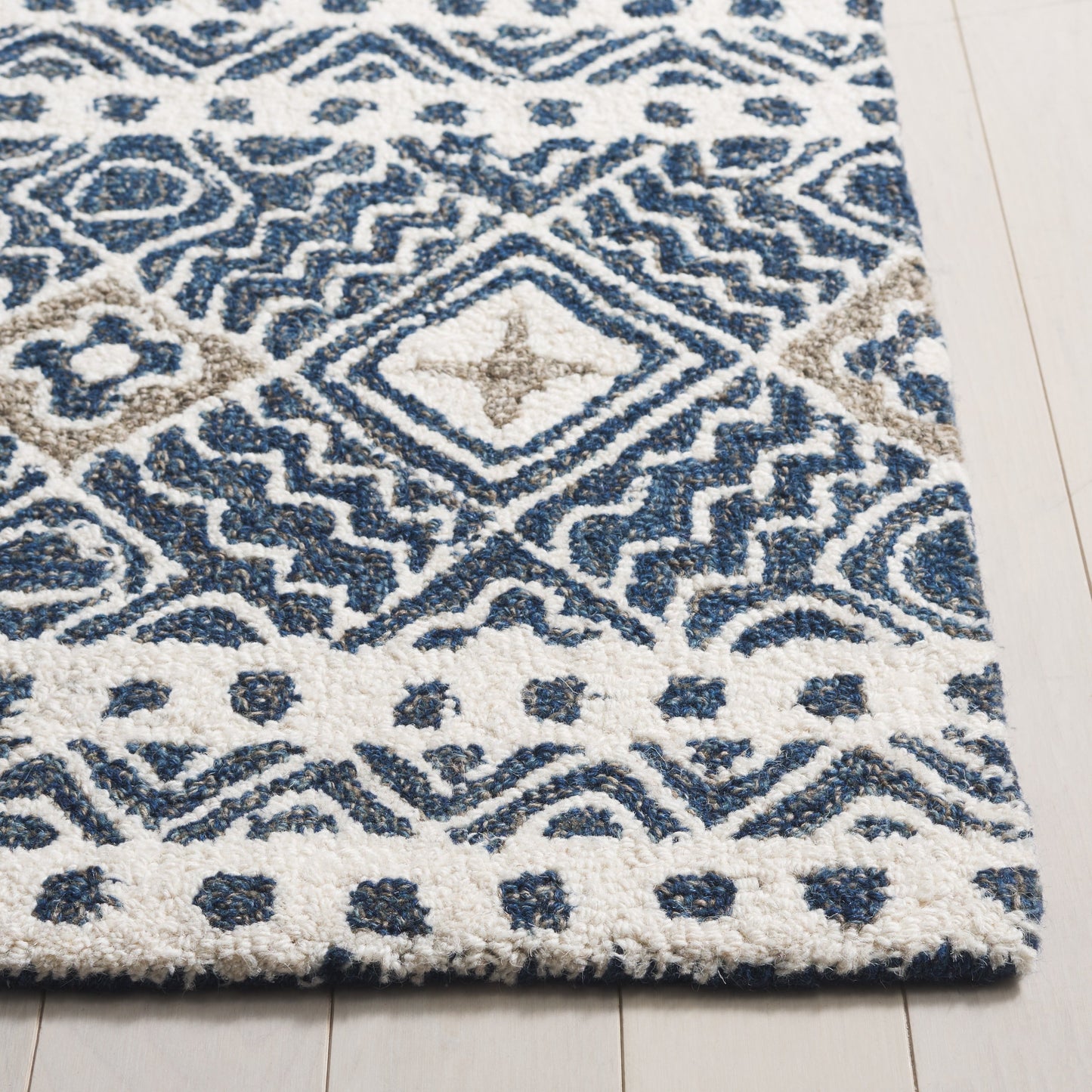 SAFAVIEH Handmade Micro-Loop Lutetia Wool Rug