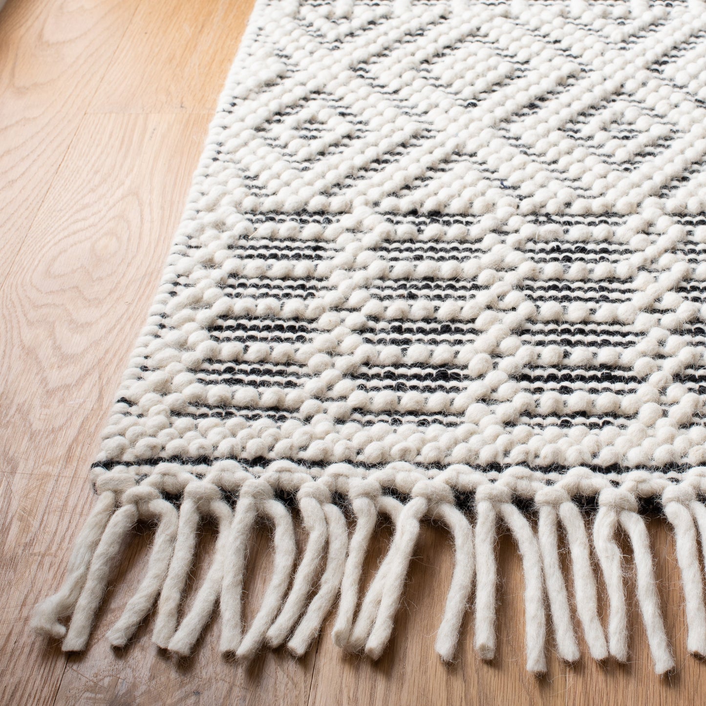 SAFAVIEH Handmade Natura Estel Wool Fringe Rug