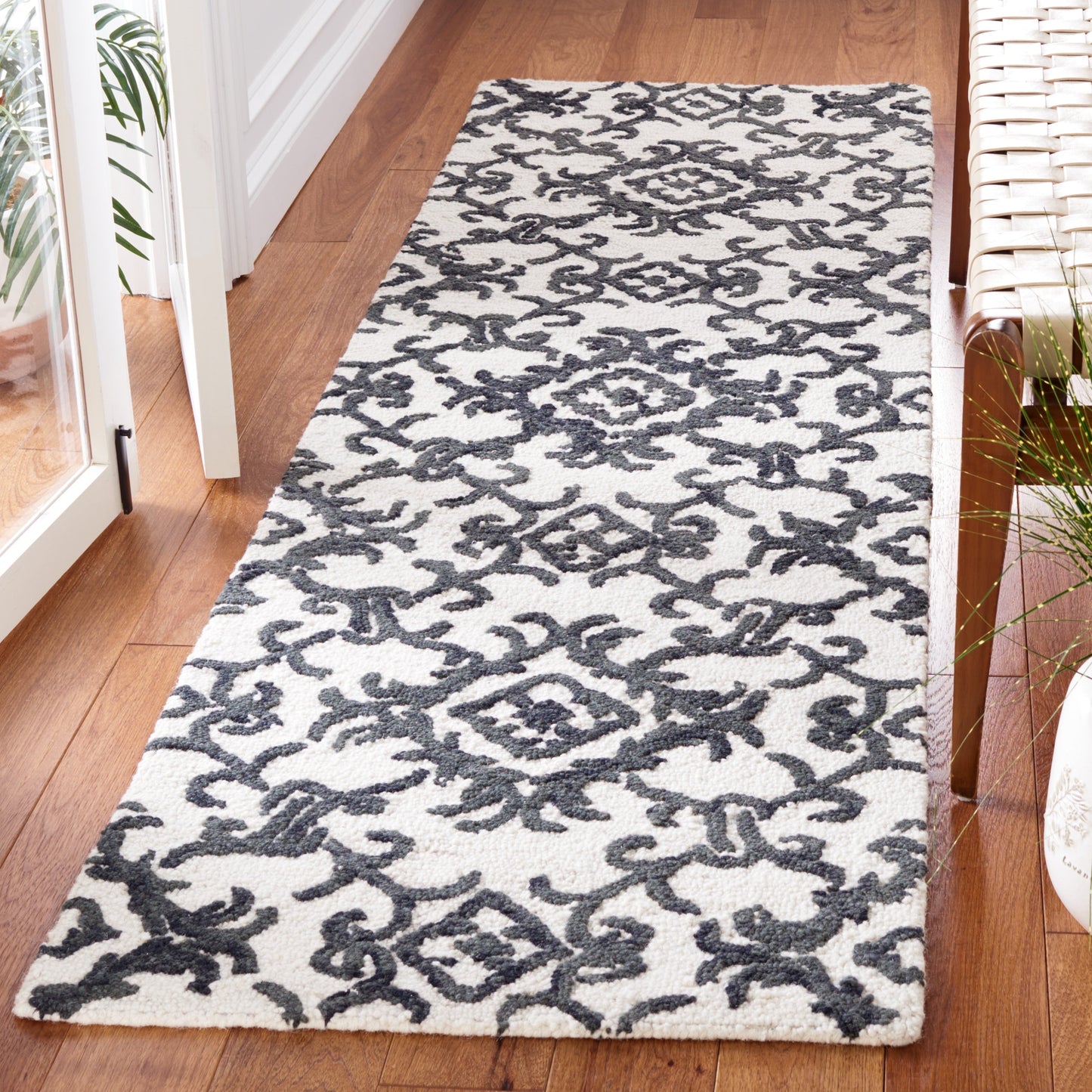 SAFAVIEH, Handmade Blossom Vesela Modern Floral Wool Rug