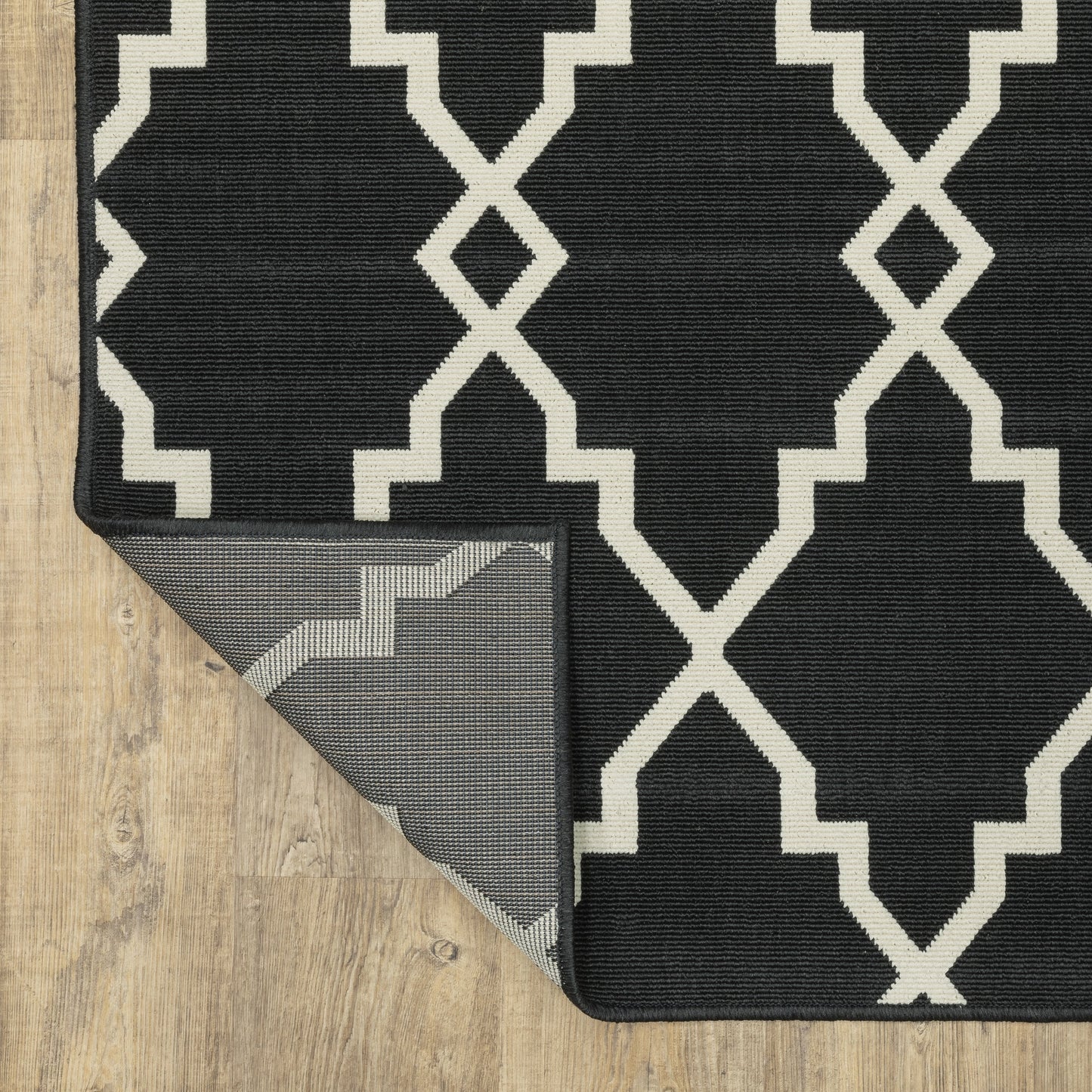 Vista Home Malta Lattice Black/ Off-White Indoor Outdoor Area Rug.